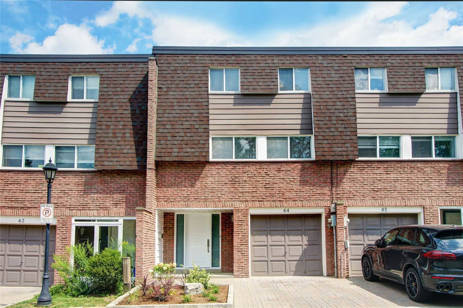 653 Village Parkway Townhomes exterior