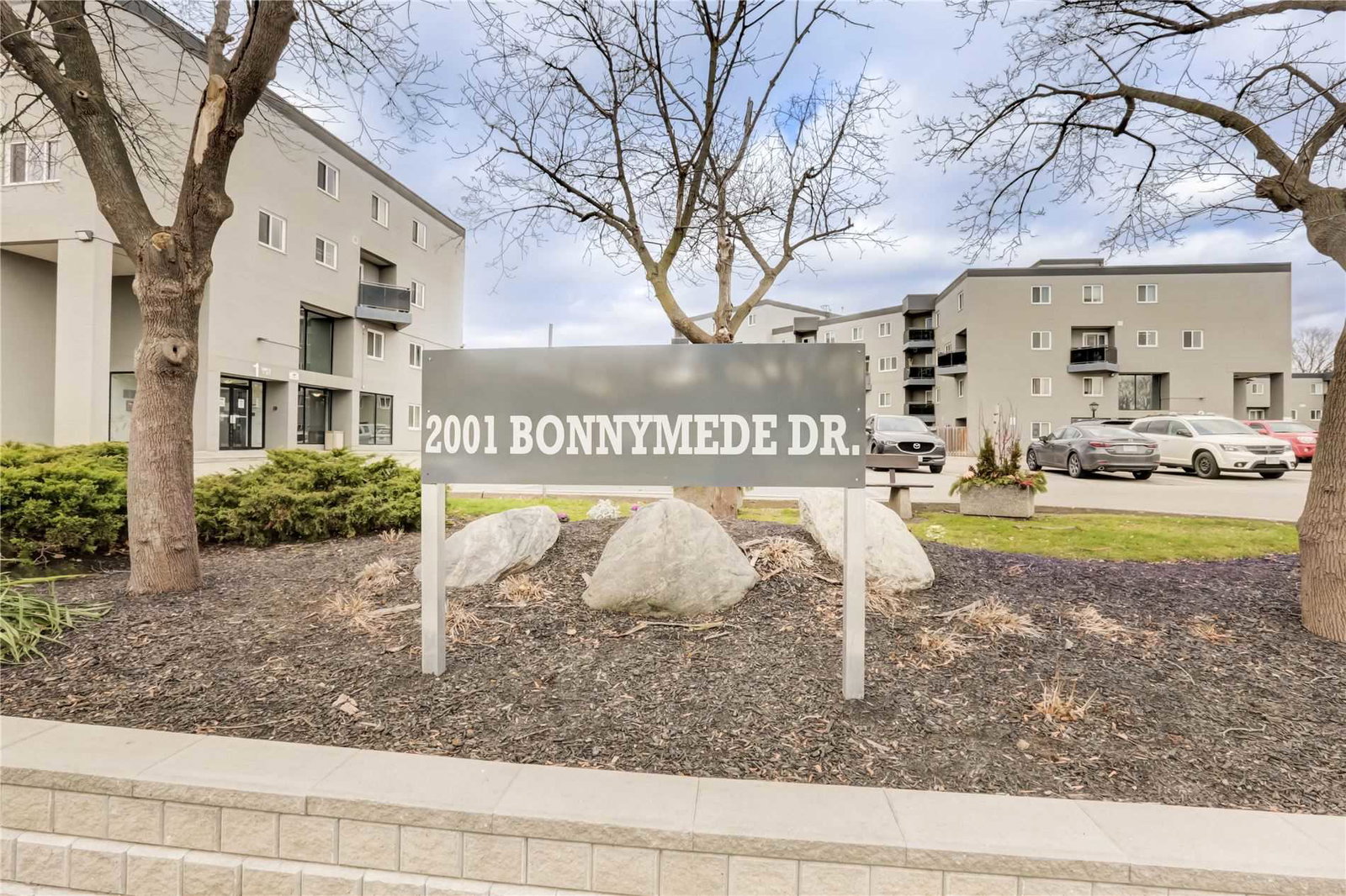 2001 Bonnymede Condos exterior