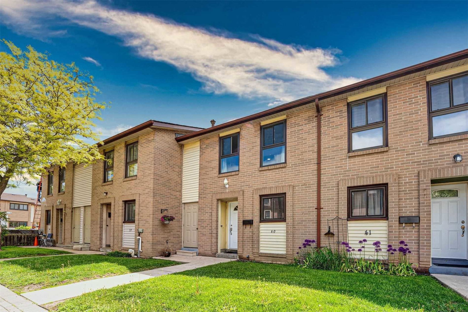 46 Dearbourne Townhomes exterior