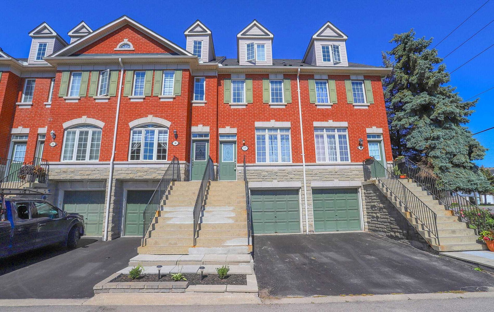 Kingsgate On The Rouge Townhomes exterior