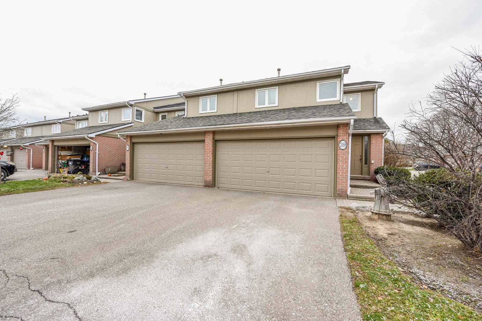 3079 Fifth Line Townhomes exterior