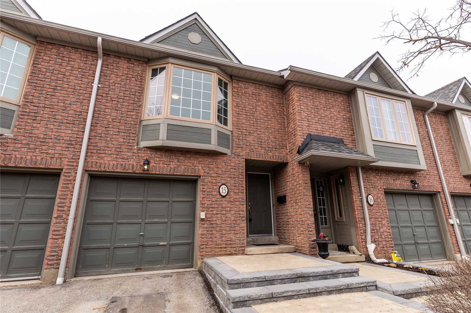 3100 Fifth Line West Townhomes exterior