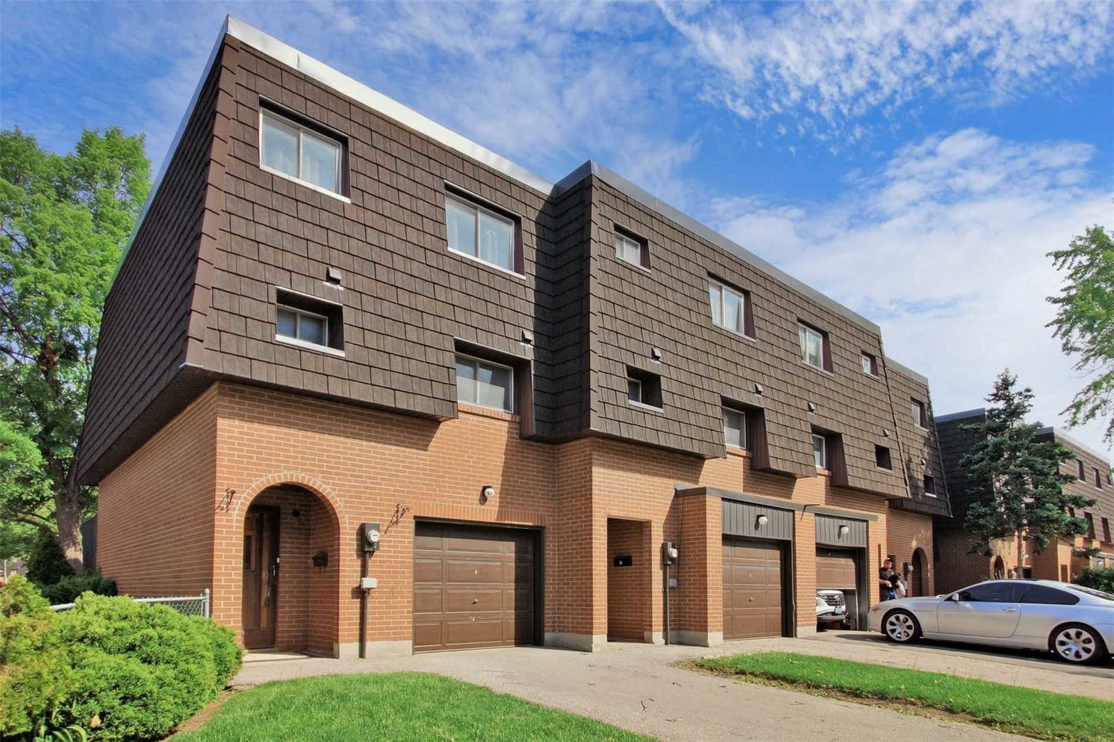 Darras Court Townhomes condo