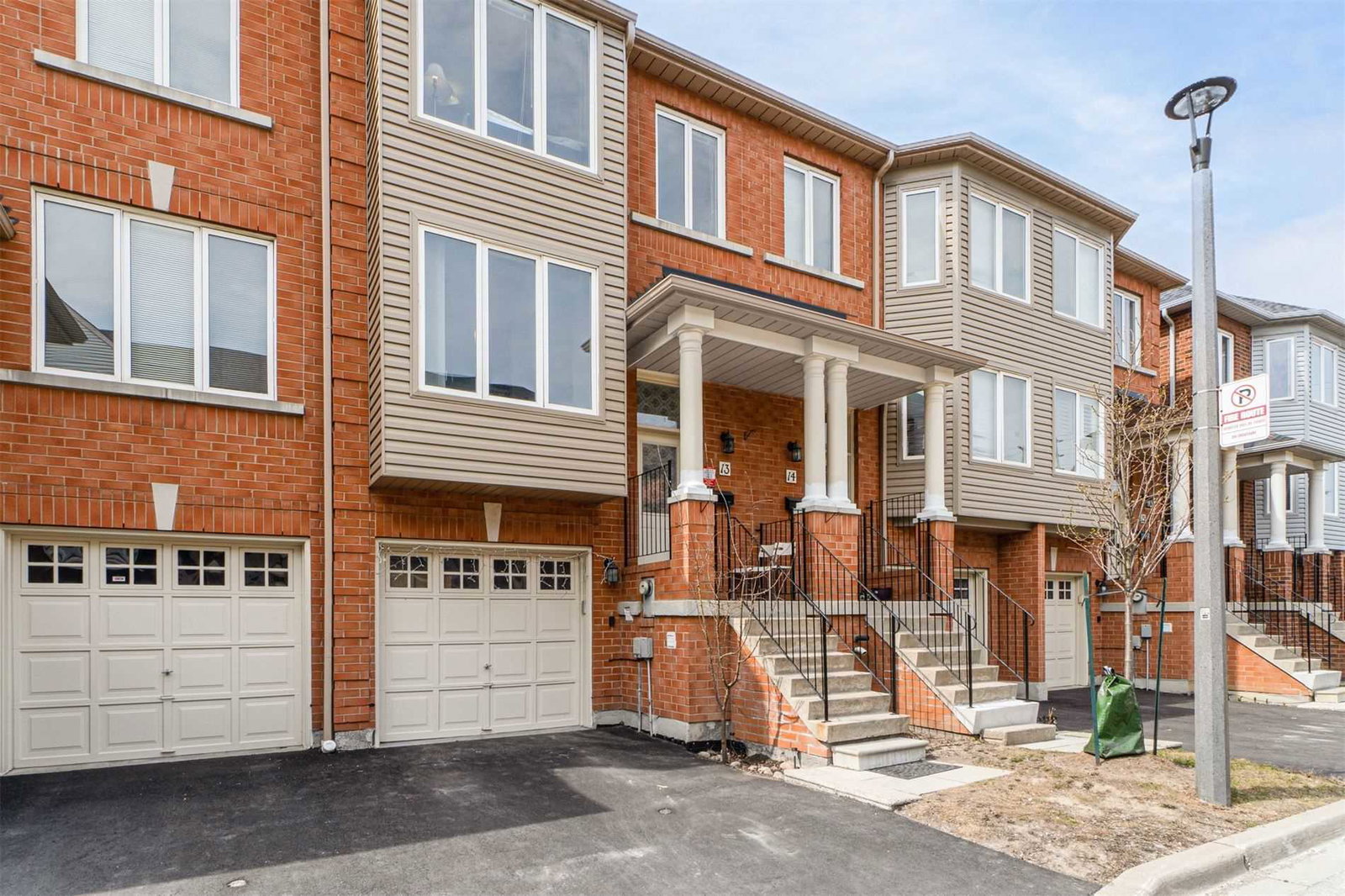 5985 Creditview Rd Townhomes condo building exterior