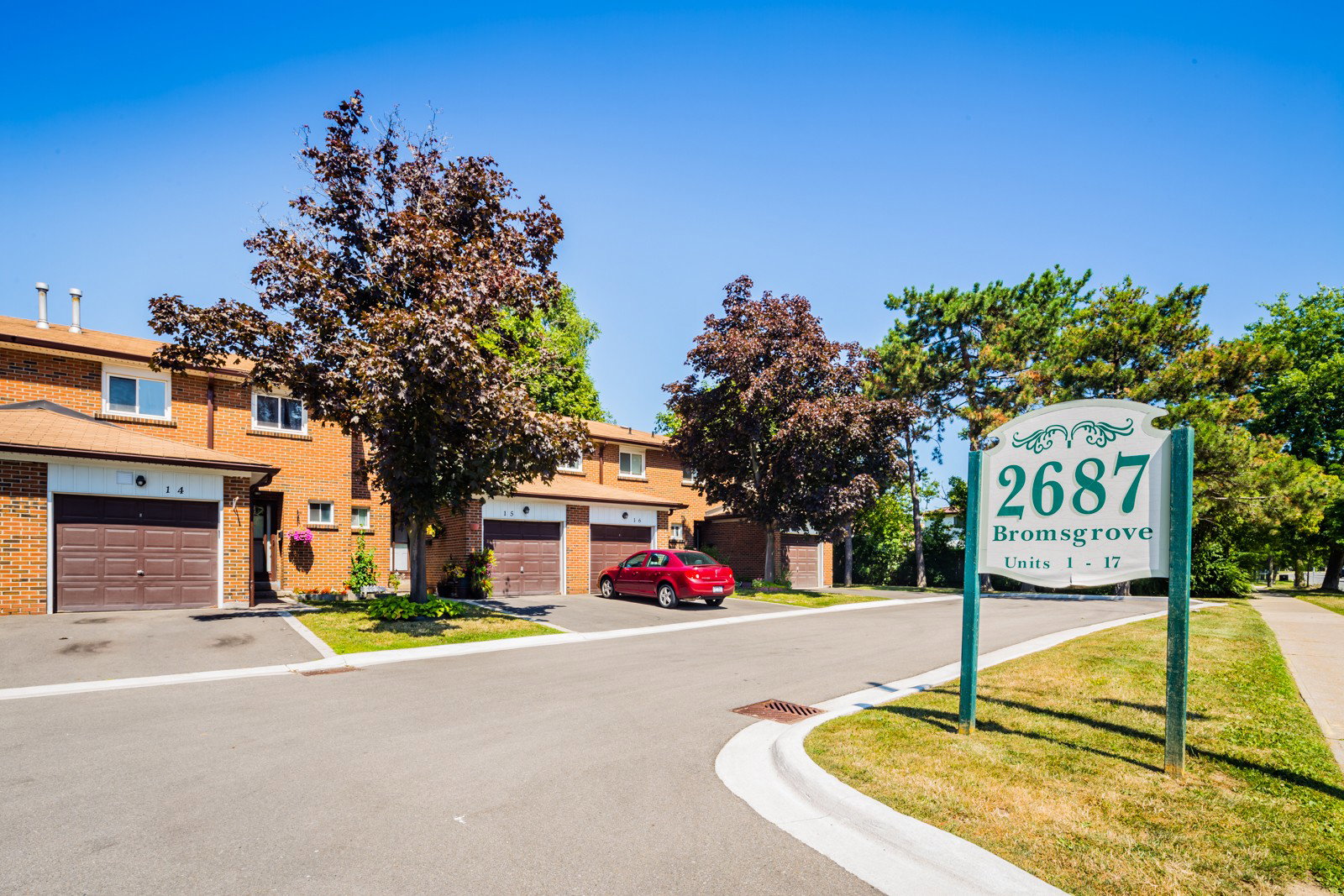 2687 Bromsgrove Townhomes condo building exterior