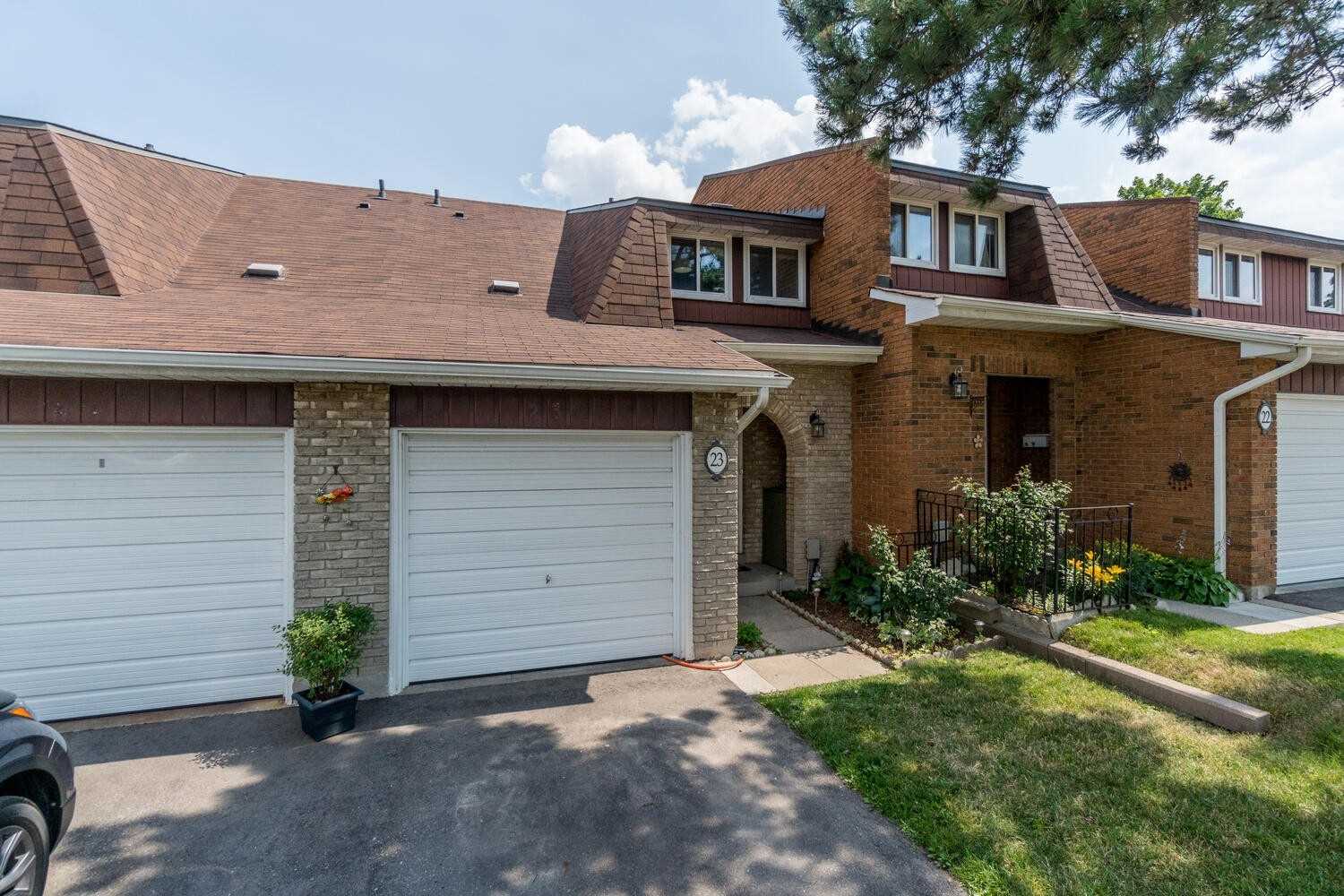 Hornbeam Crescent Townhomes condo building exterior