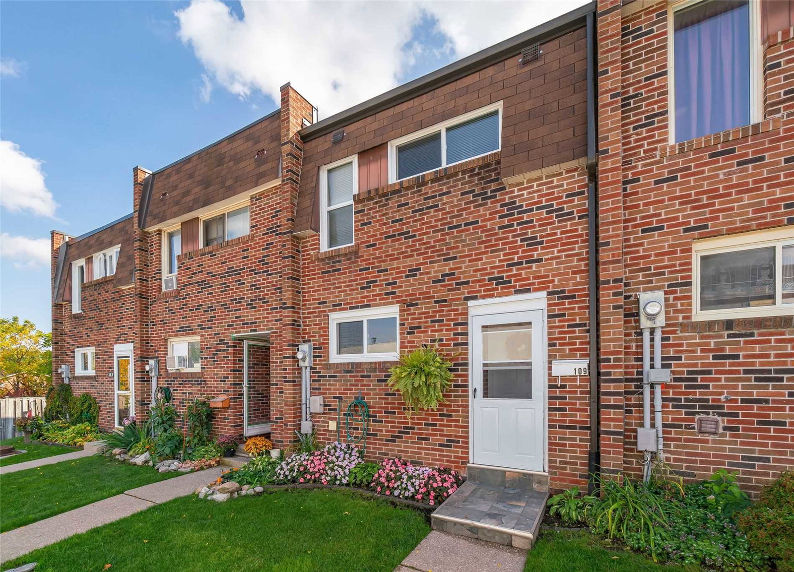 100 Wales Avenue Townhouses exterior