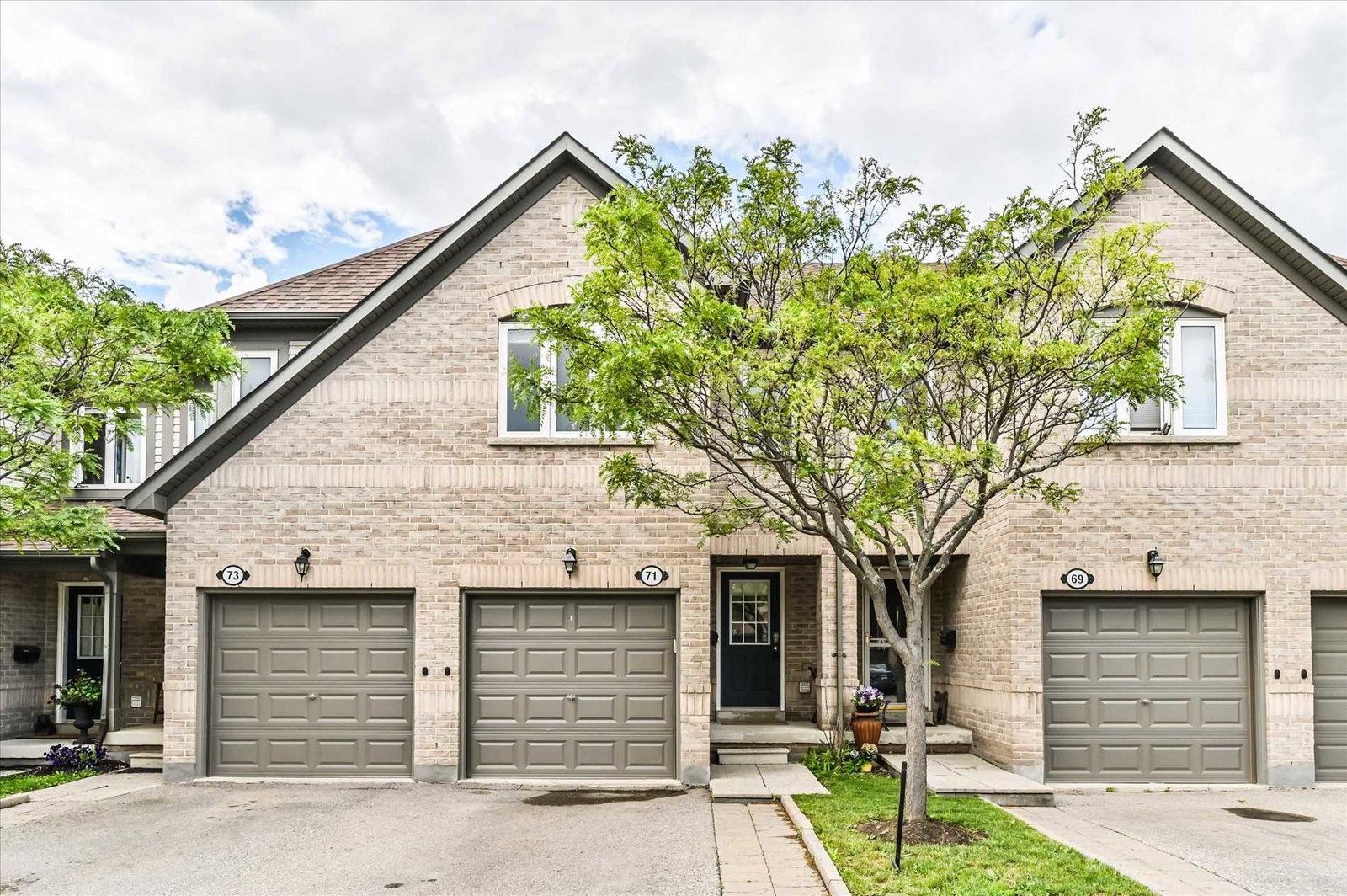 Streetsville Walk Townhomes exterior