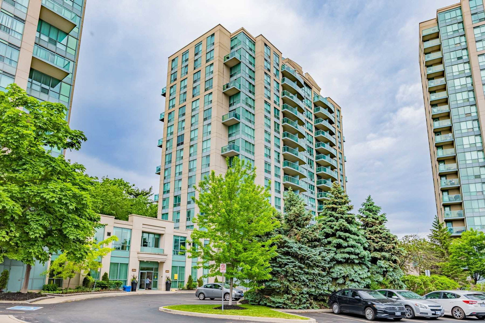Parkway Place II Condos exterior
