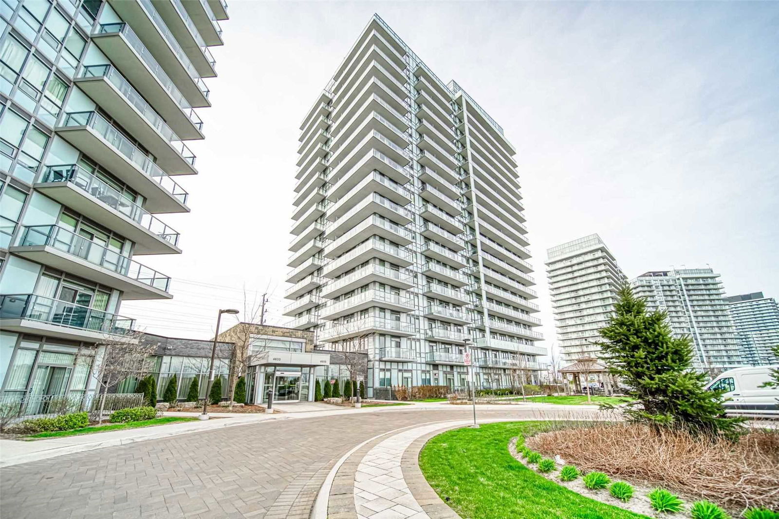 Downtown Erin Mills 2 Condos exterior
