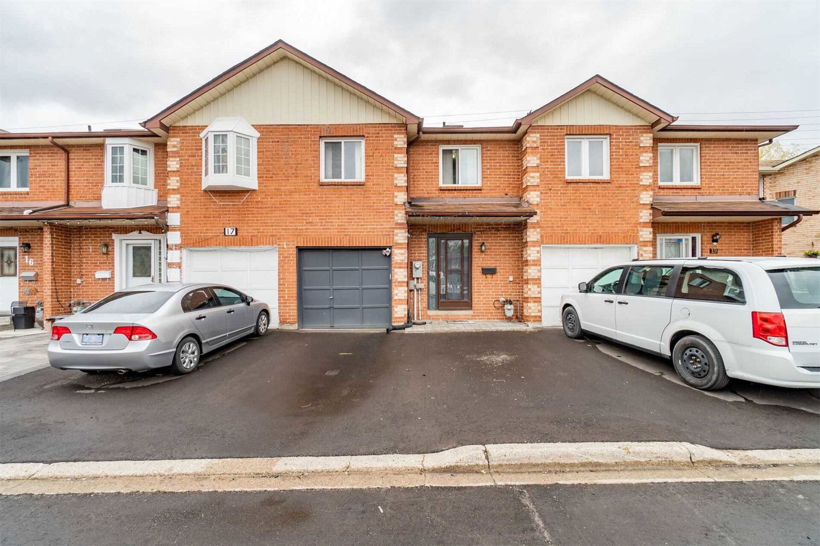 1 Hetherington Place Townhouses exterior
