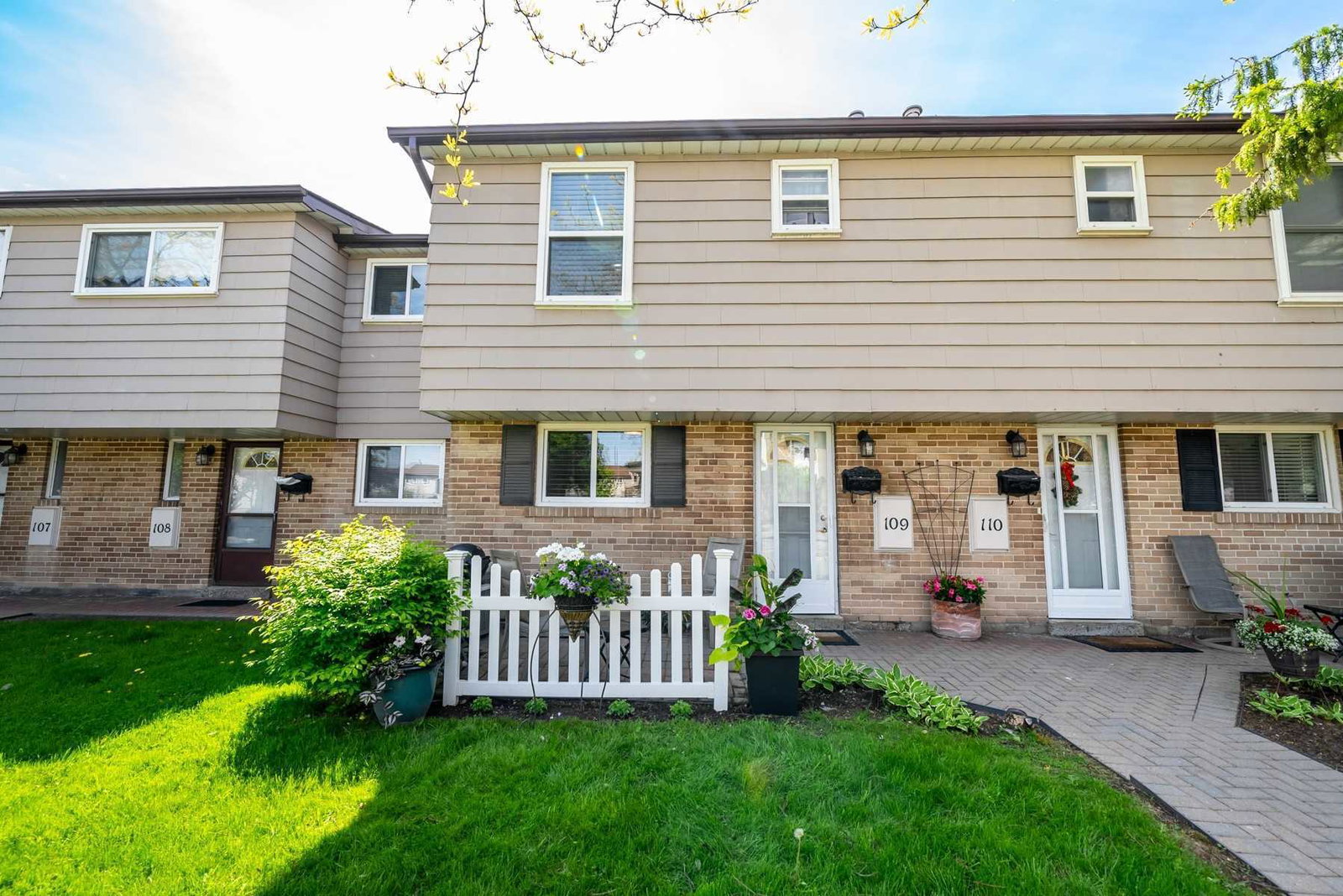 925 Bayly Street Townhomes exterior