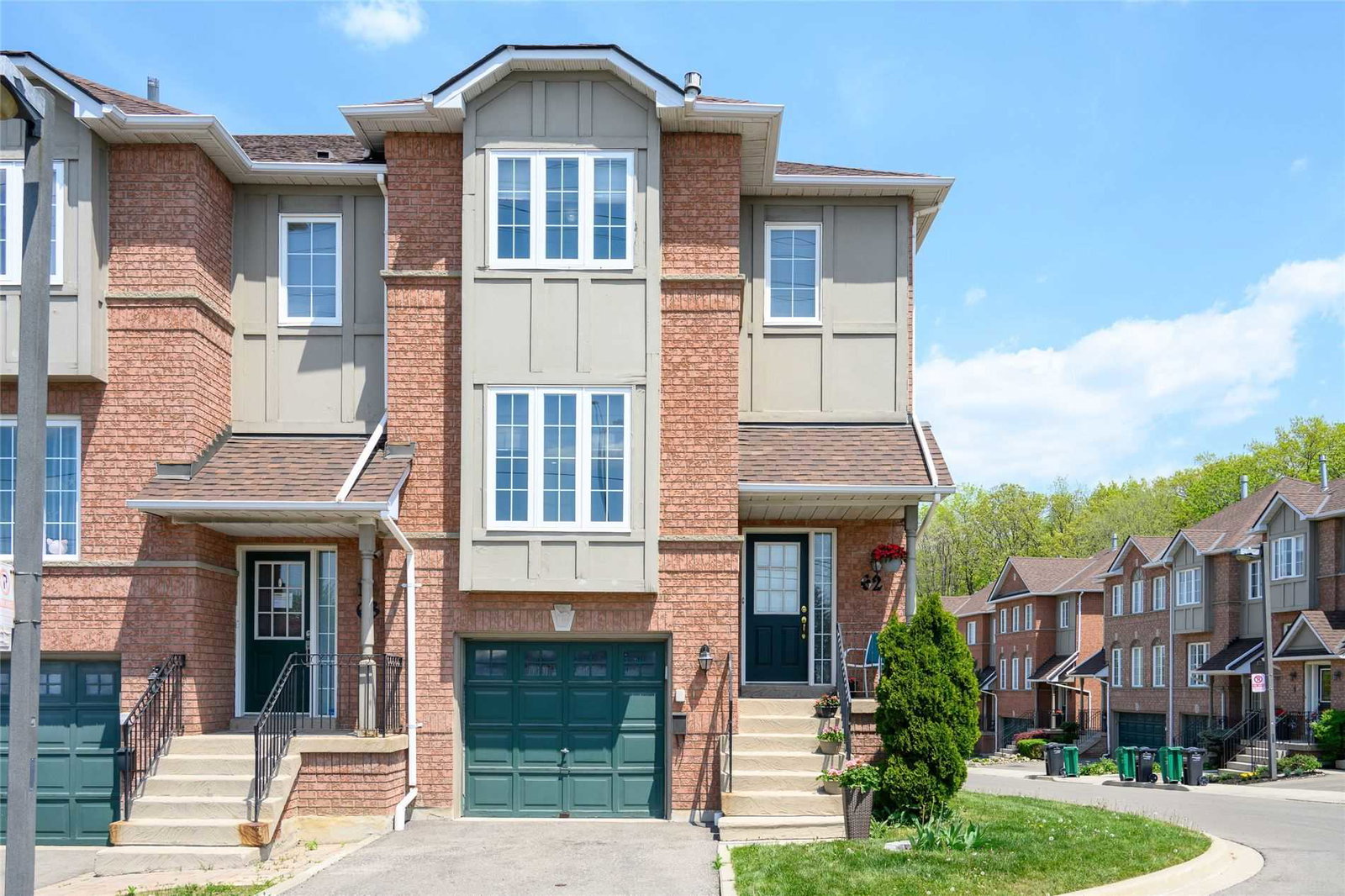 Woodlands of Erin Mills Townhomes condo building exterior