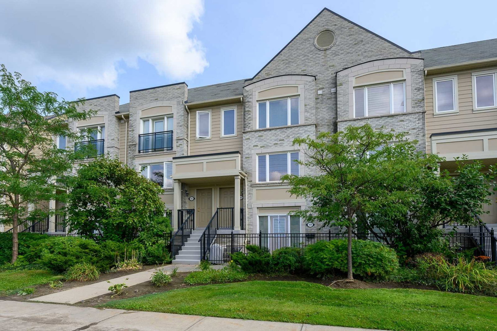 Winston Churchill & Eglinton Avenue Townhomes condo