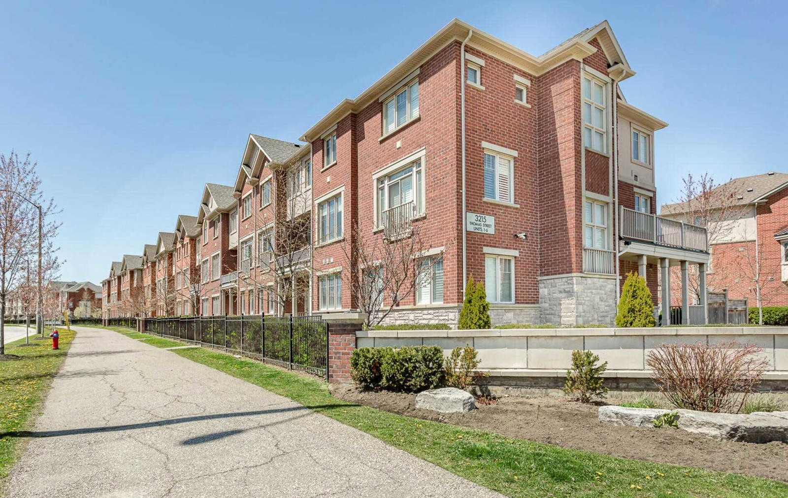 3215 Thomas Street Townhomes condo building exterior