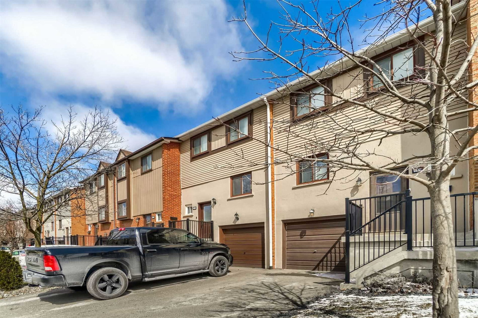 162 Moregate Crescent Townhomes exterior