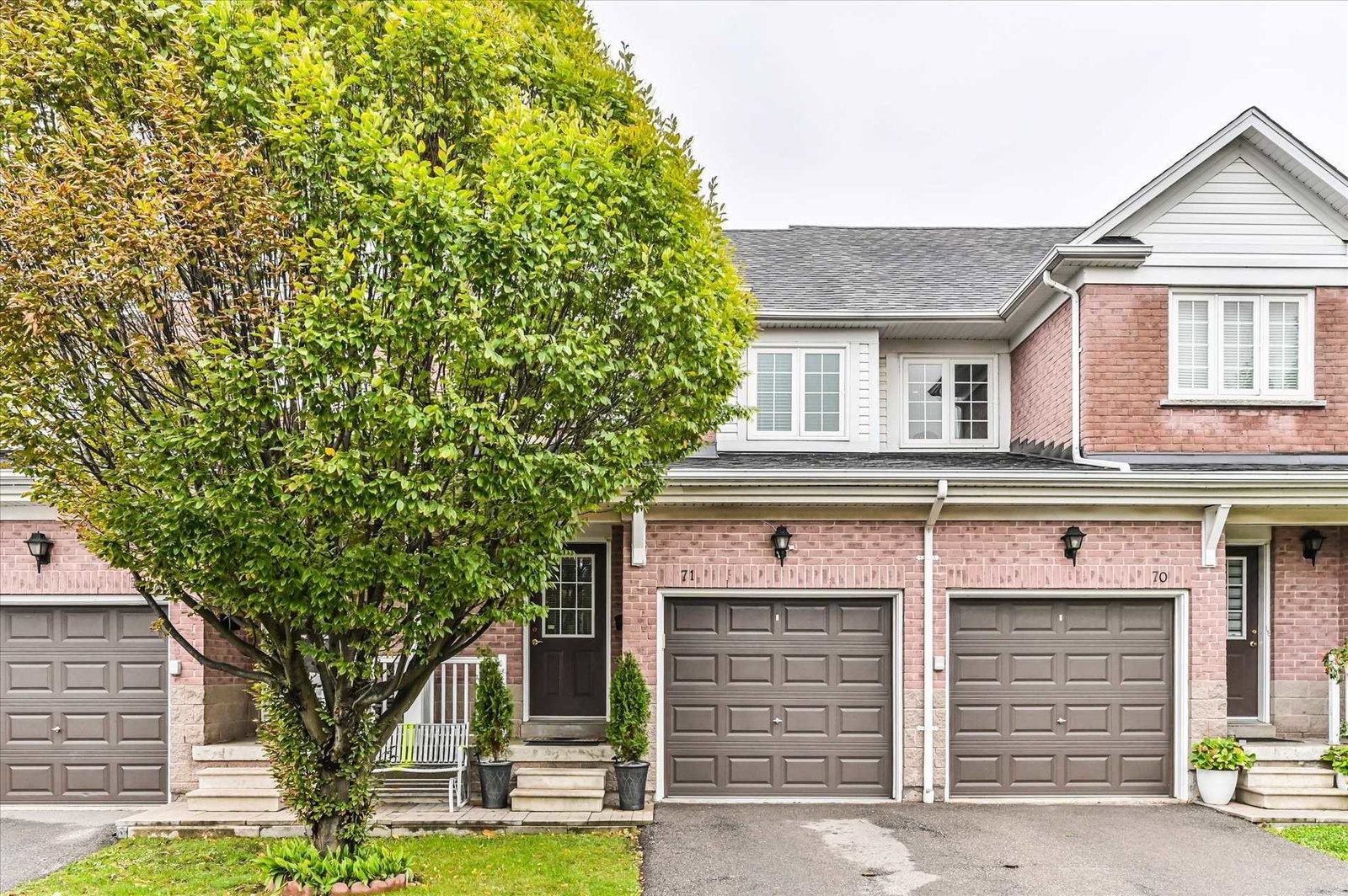 6830 Meadowvale Town Centre Townhomes exterior