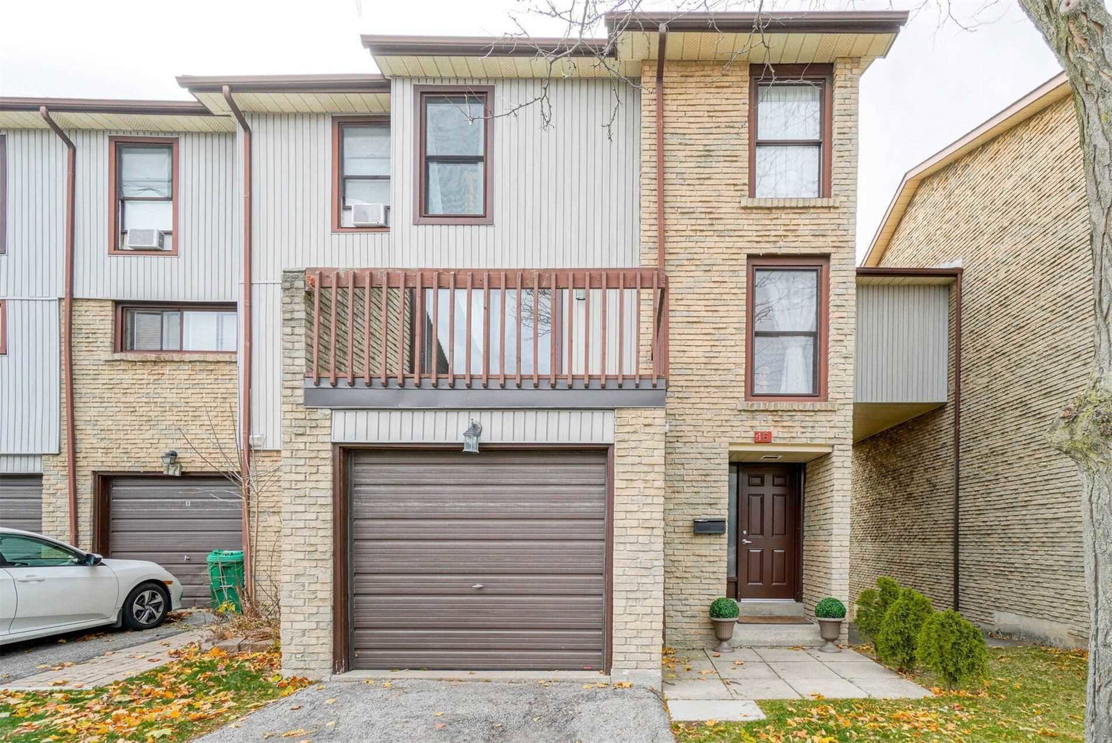 6860 Glen Erin Drive Townhomes condo building exterior