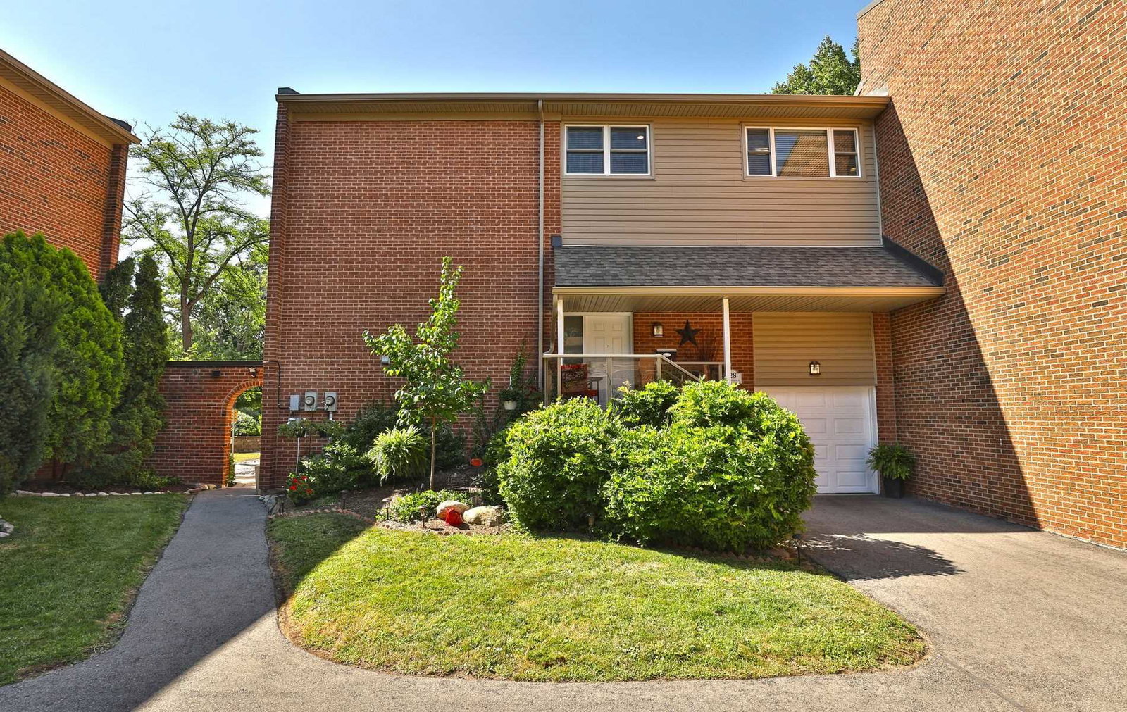 Hampton Court Townhomes condo