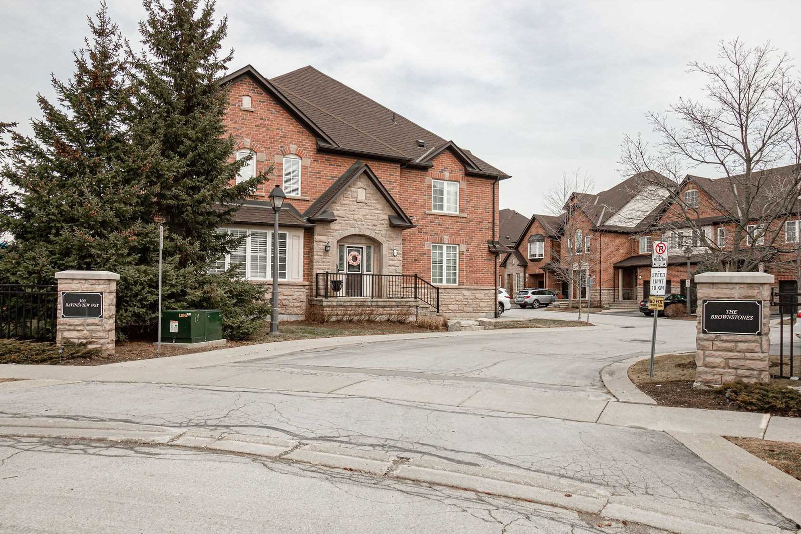 300 Ravineview Way Townhomes exterior