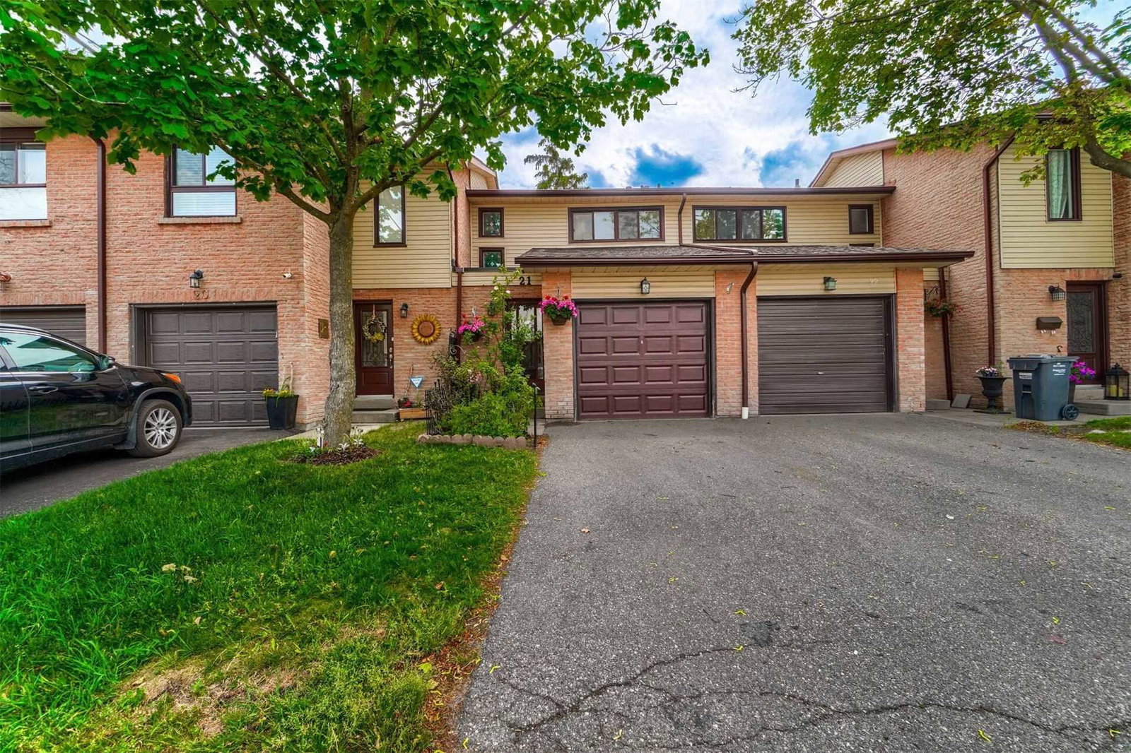 Collins Crescent Townhomes exterior