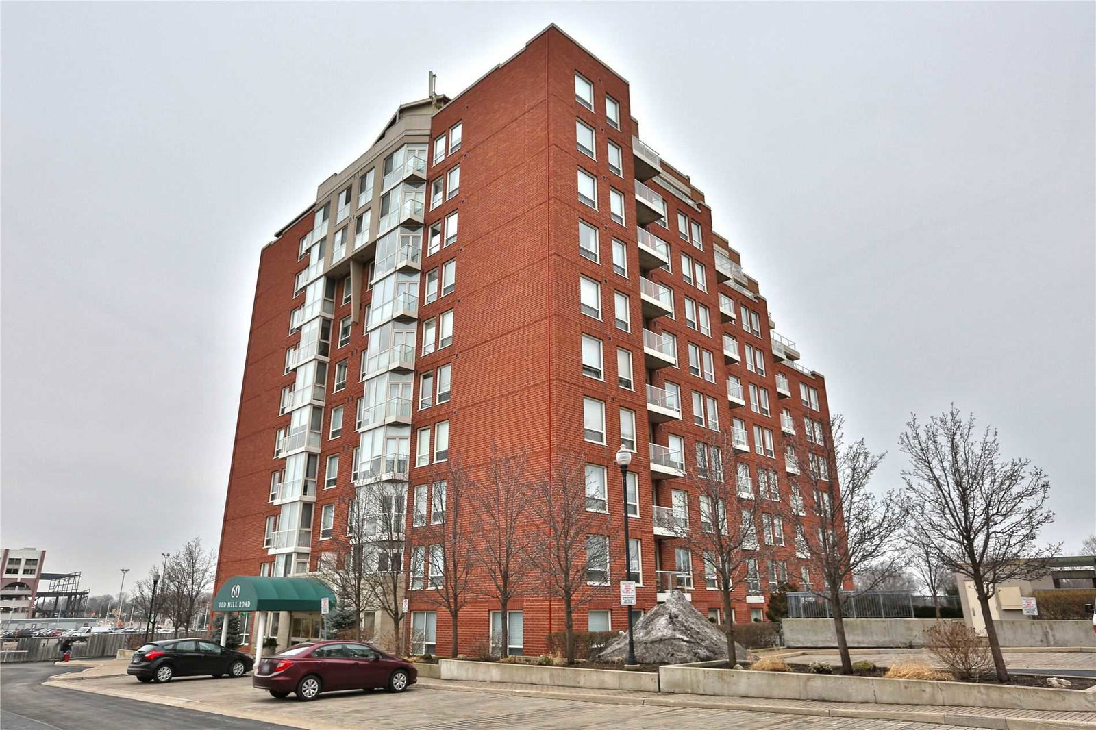 Oakridge Heights I Condos exterior