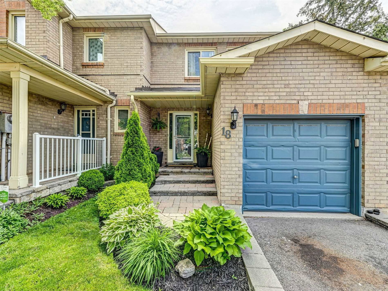 16 Farnham Drive Townhouses exterior