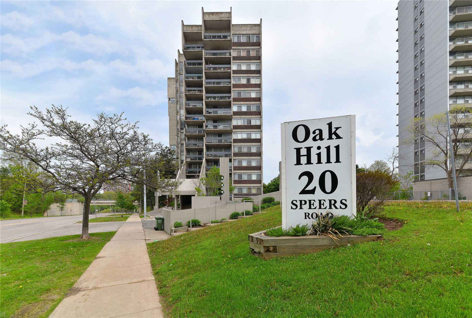 Oak Hill Condos exterior