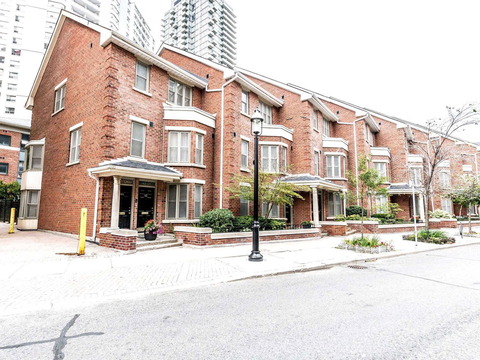 Irwin Avenue Townhouses condo building exterior