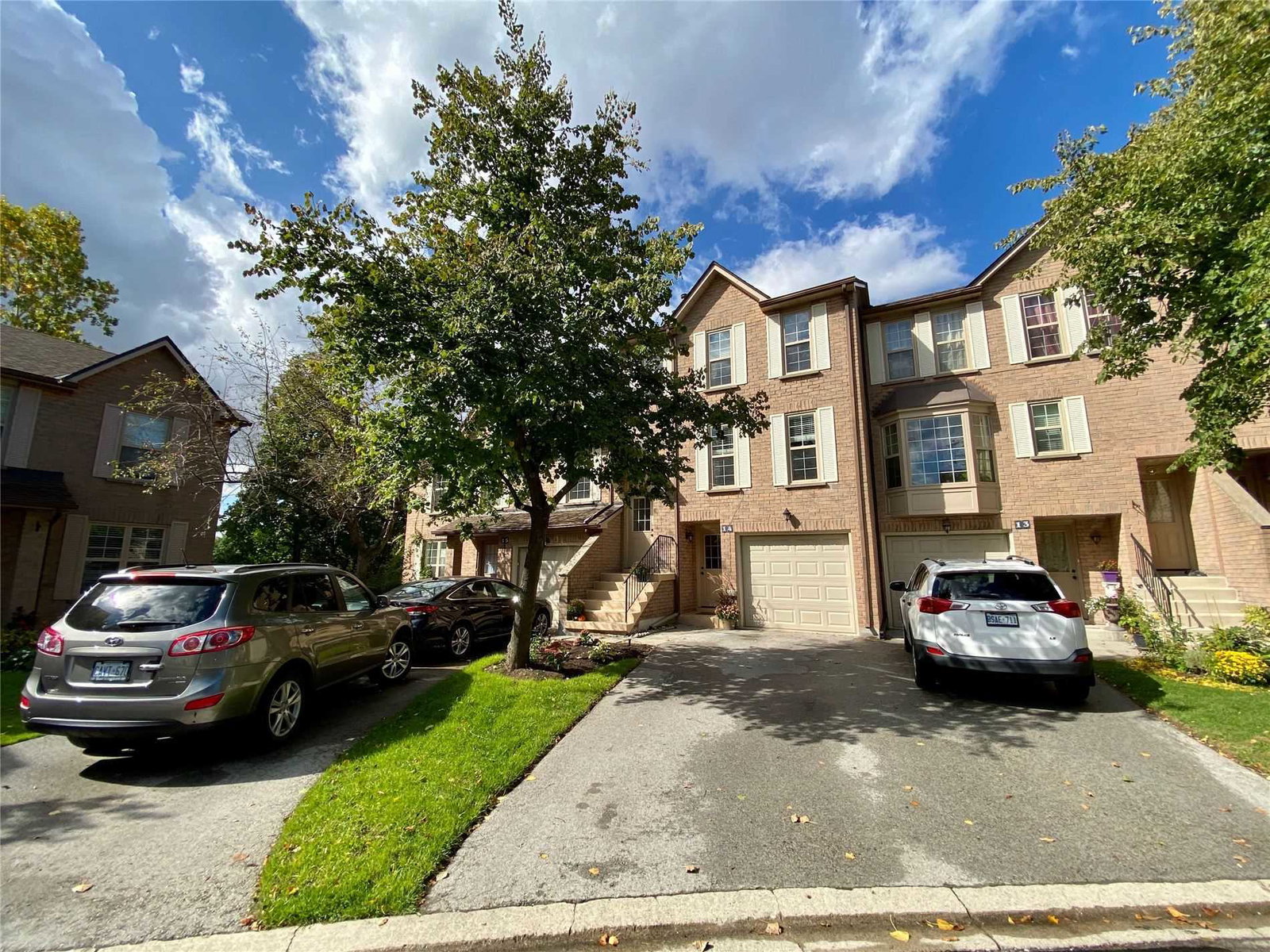 2272 Mowat Avenue Townhomes exterior