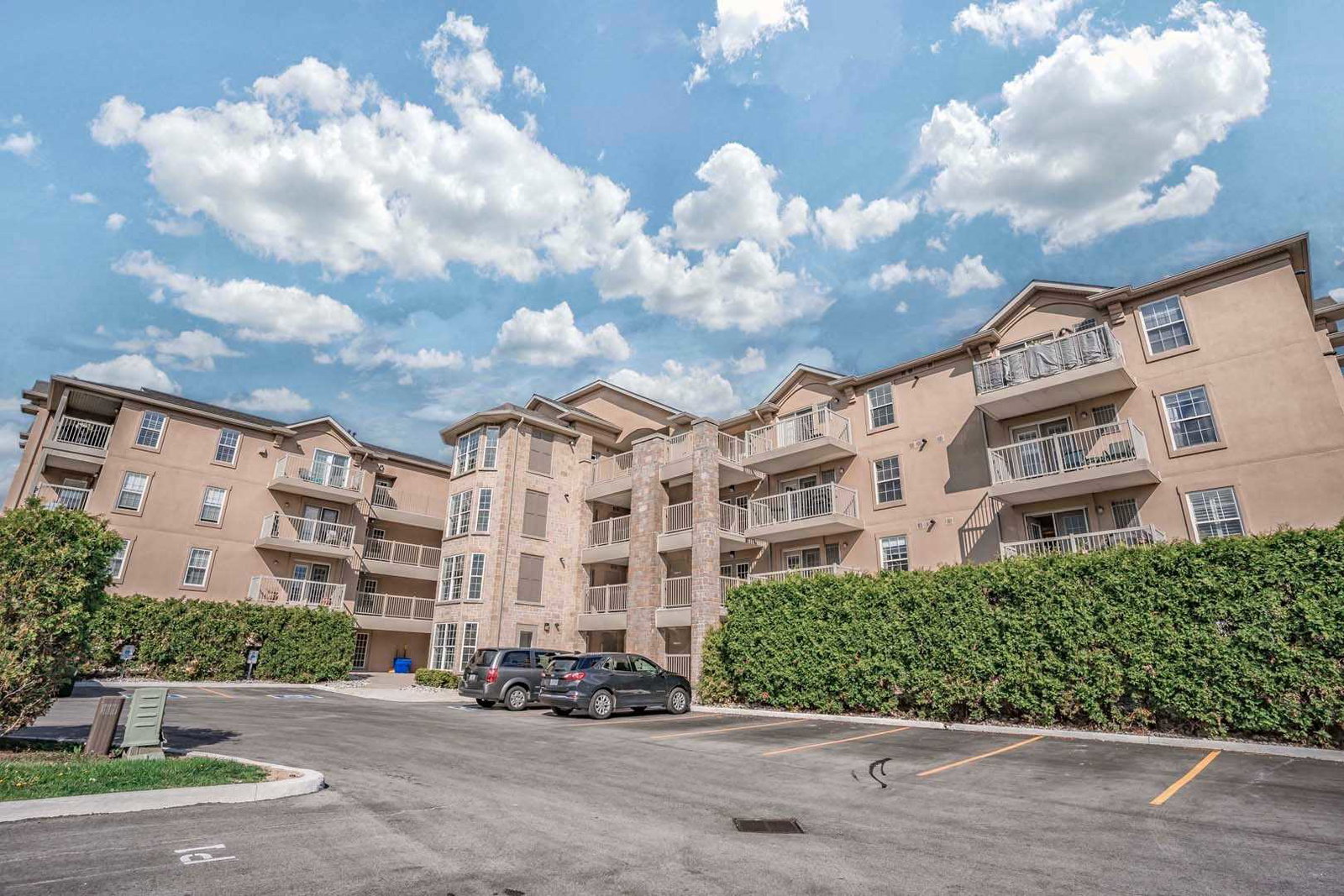 Abbey Oakes IV Condos exterior