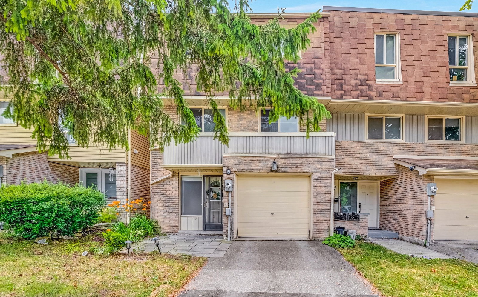 84 Poplar Crescent Townhouses exterior