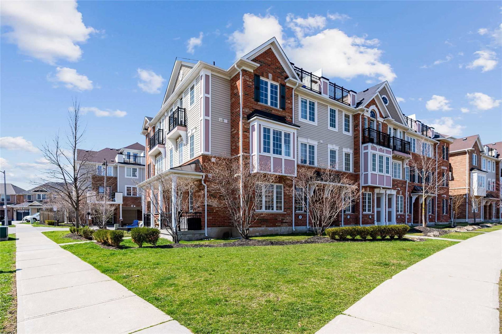 2614 Dashwood Dr Townhouses exterior