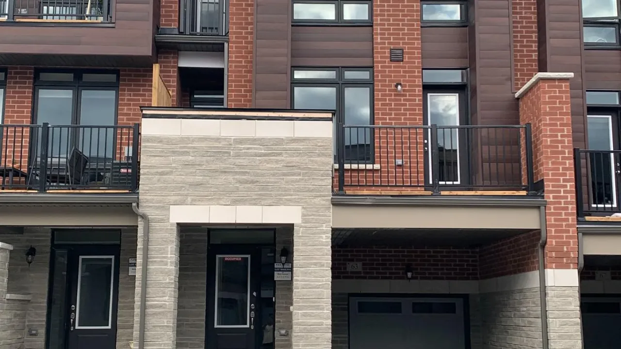 Aurora Trails condo building exterior