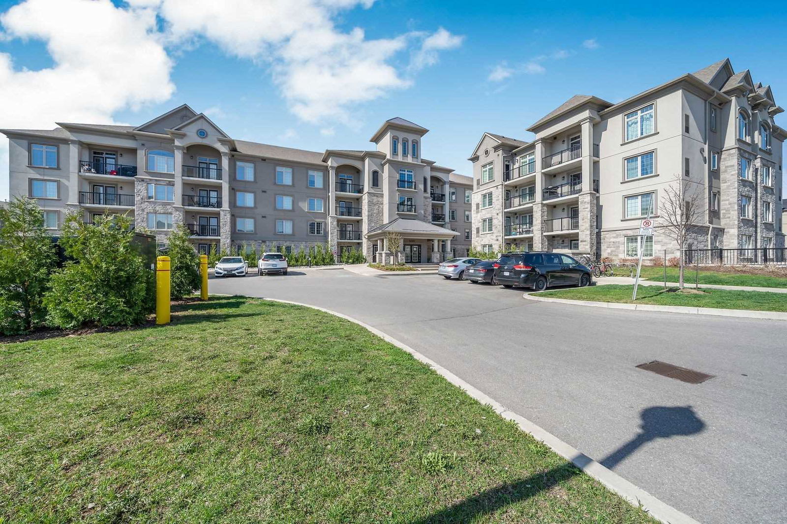 The Courtyards on Main Condos exterior