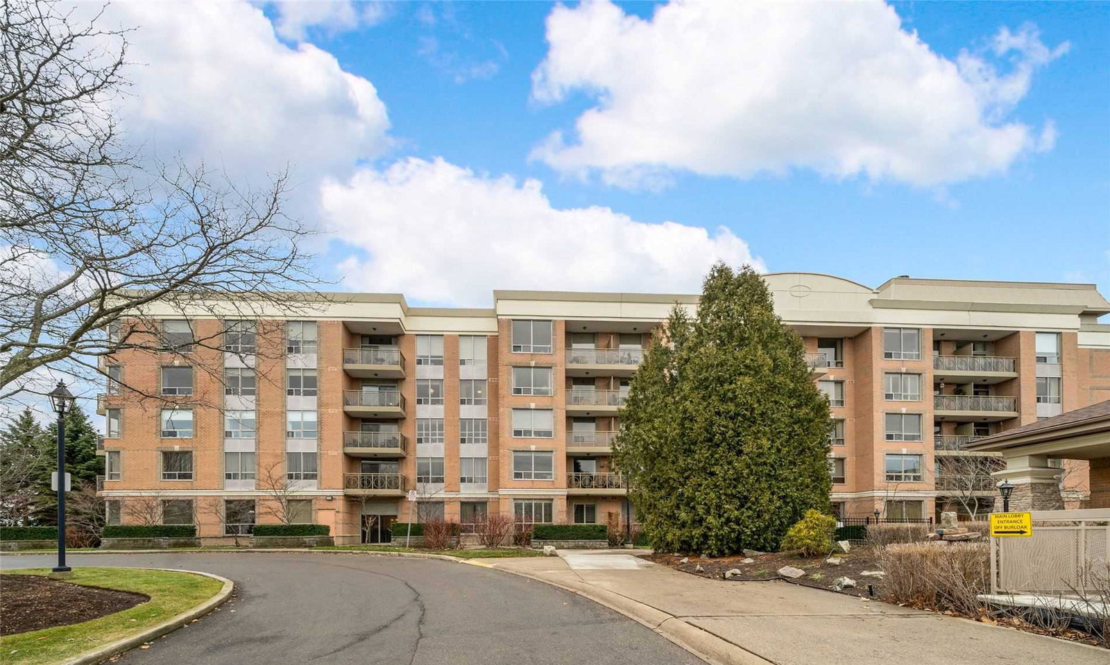 Hearthstone By The Lake Condos exterior