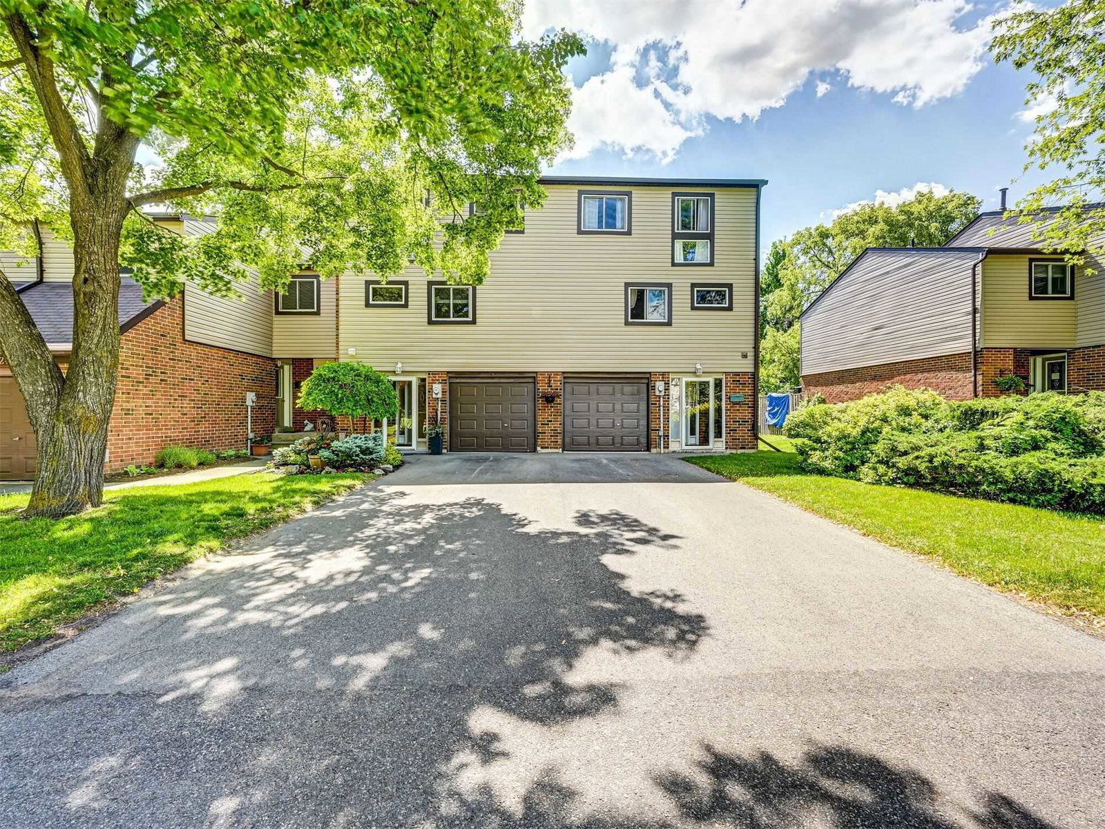 250 Satok Crescent Townhomes exterior