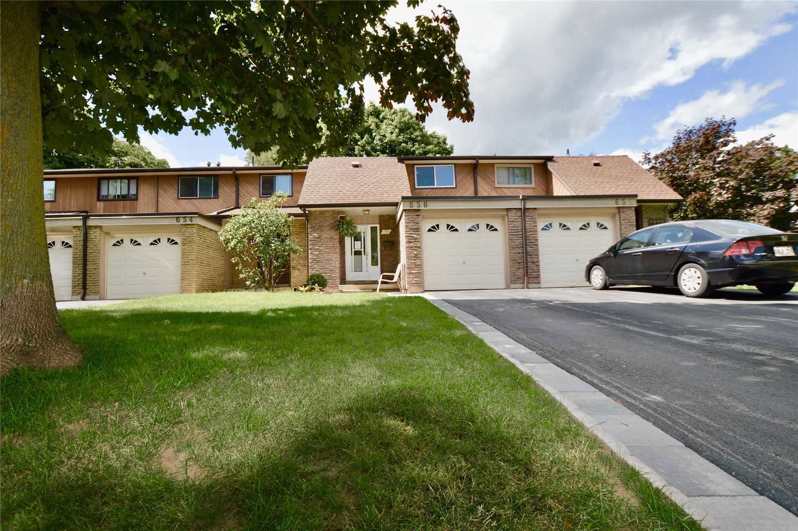 620 Forestwood Crescent Townhomes exterior