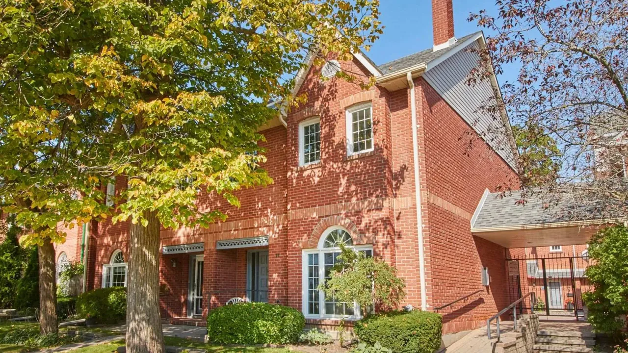 110 Mary Street Townhomes condo building exterior