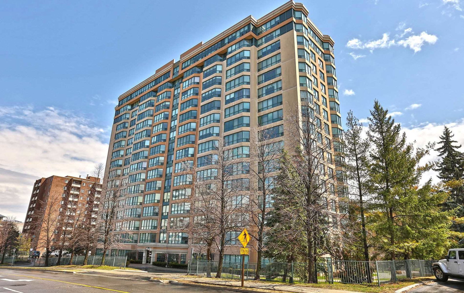 Village Parc On The Pond Condos exterior