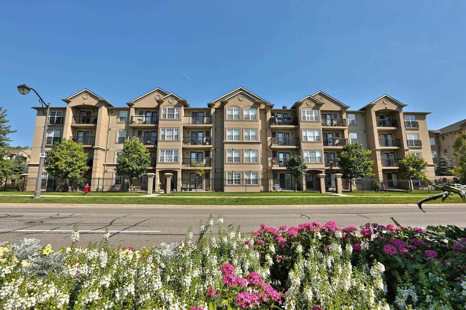 Orchard Uptown II Condos exterior