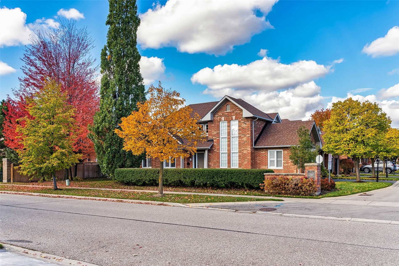 Millcroft Gardens II Townhomes condo building exterior
