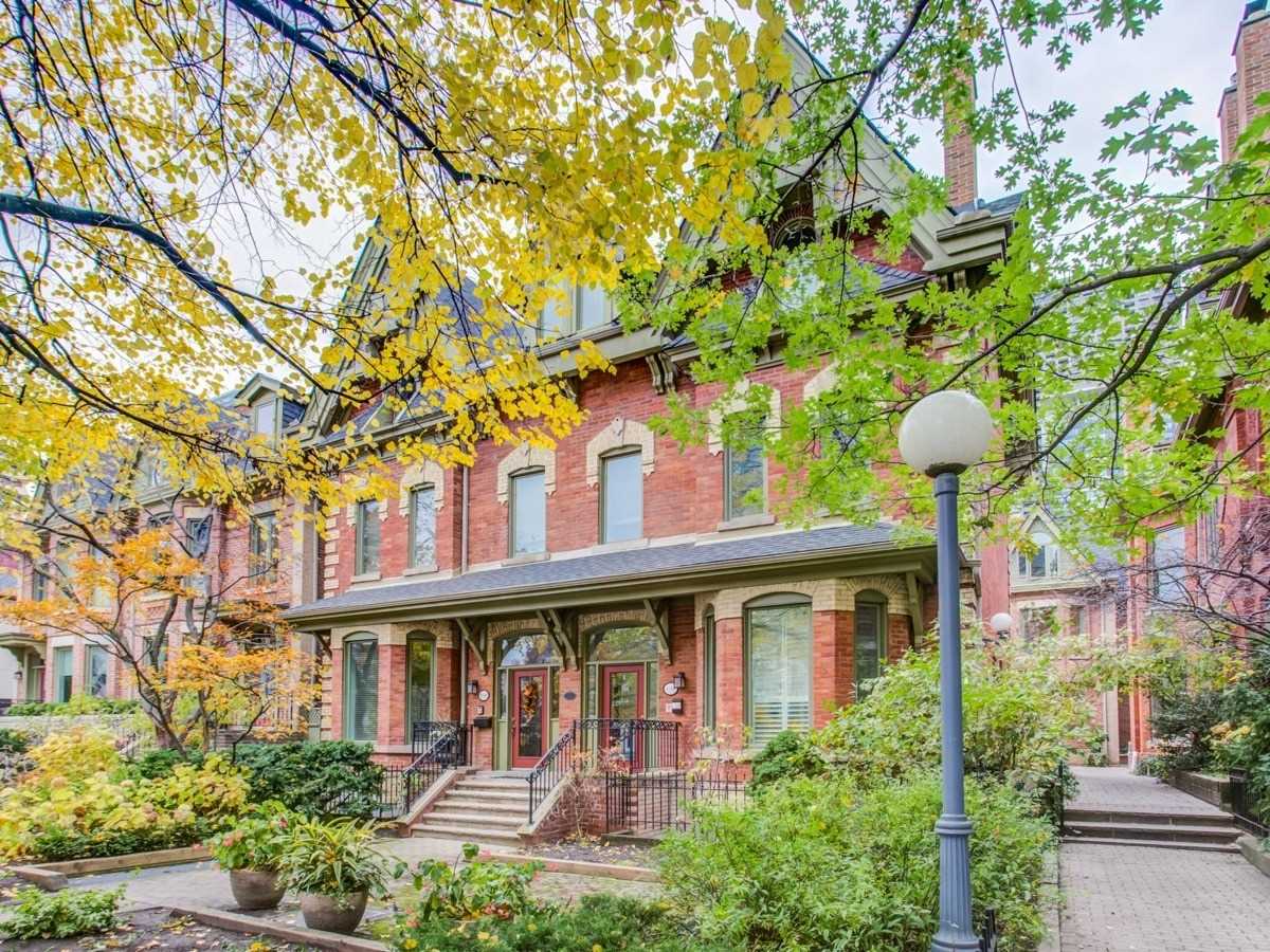 38 Earl Street Townhomes exterior