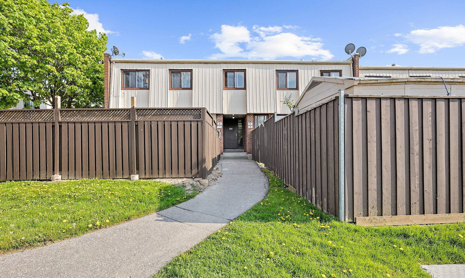 1100 Oxford Street Townhomes exterior