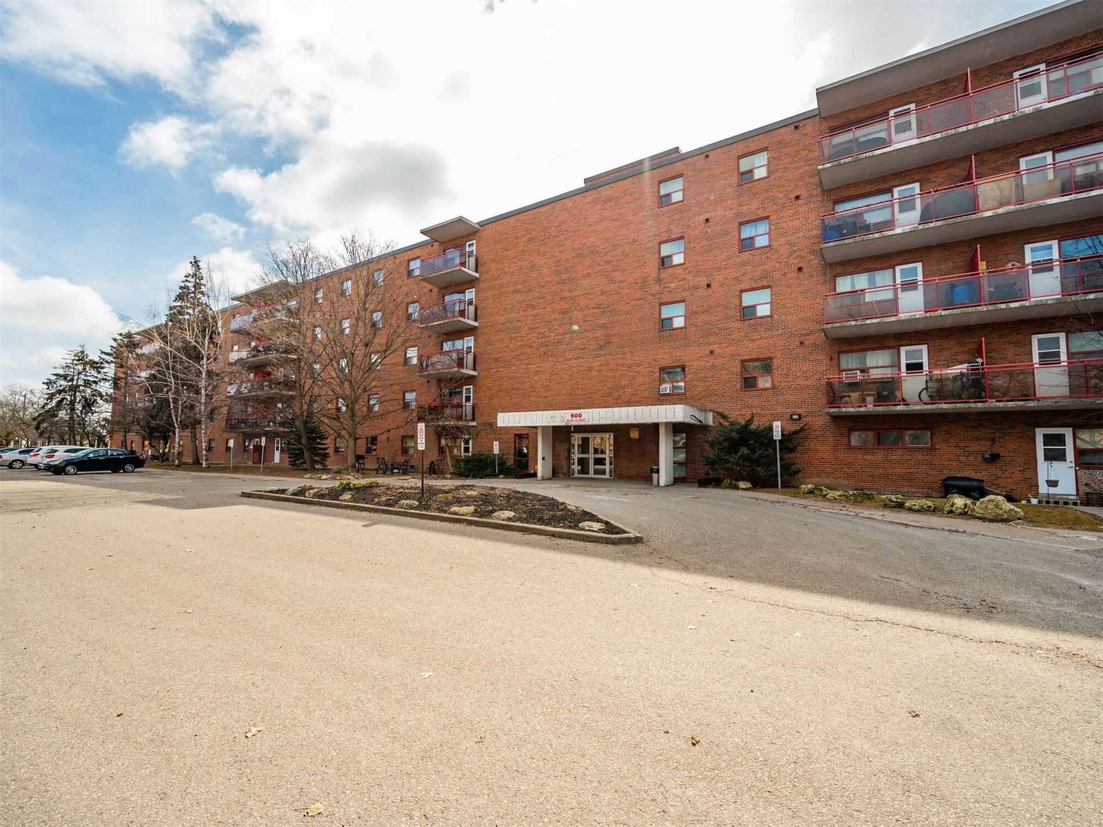 900 Glen Street Condos exterior