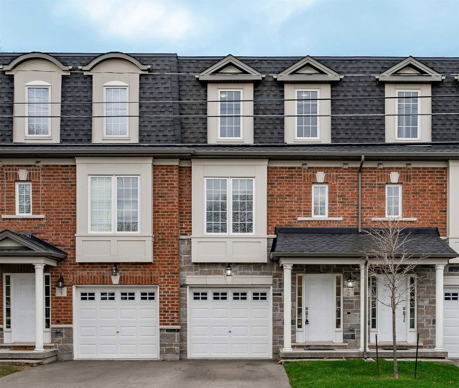 2220 Queensway Drive Townhomes exterior