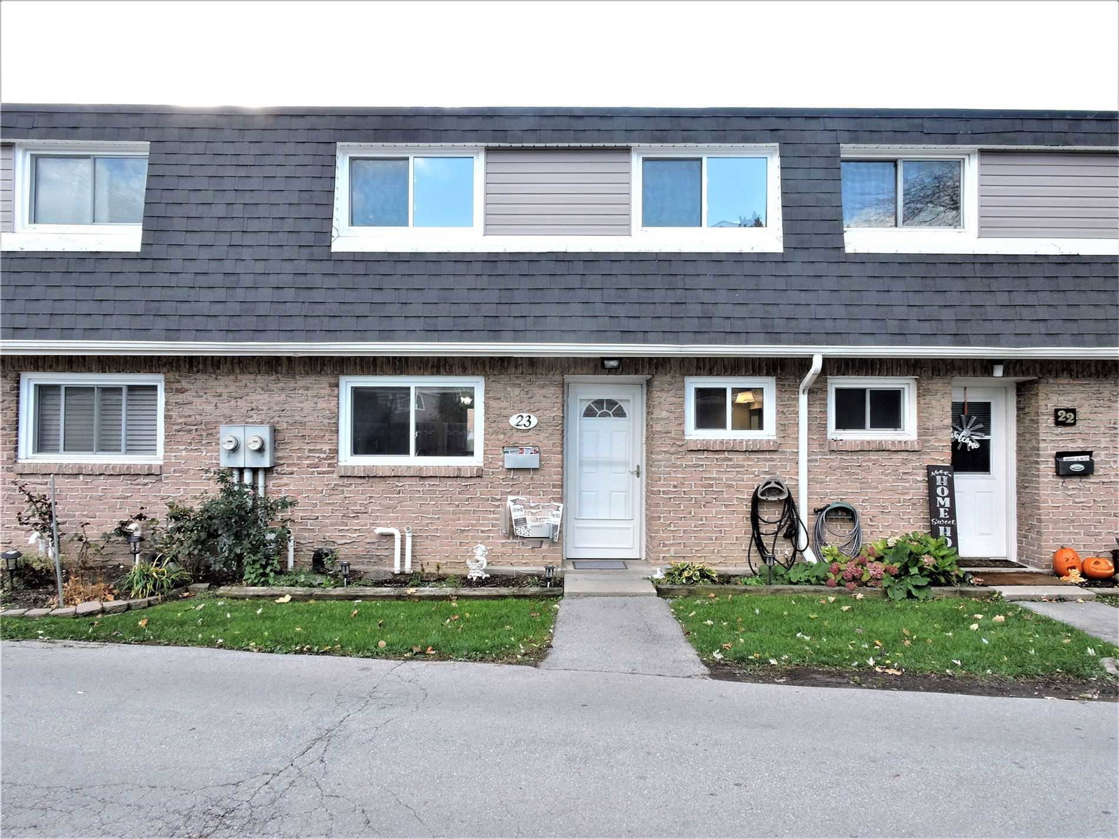 2216-2260 Upper Middle Road Townhomes exterior