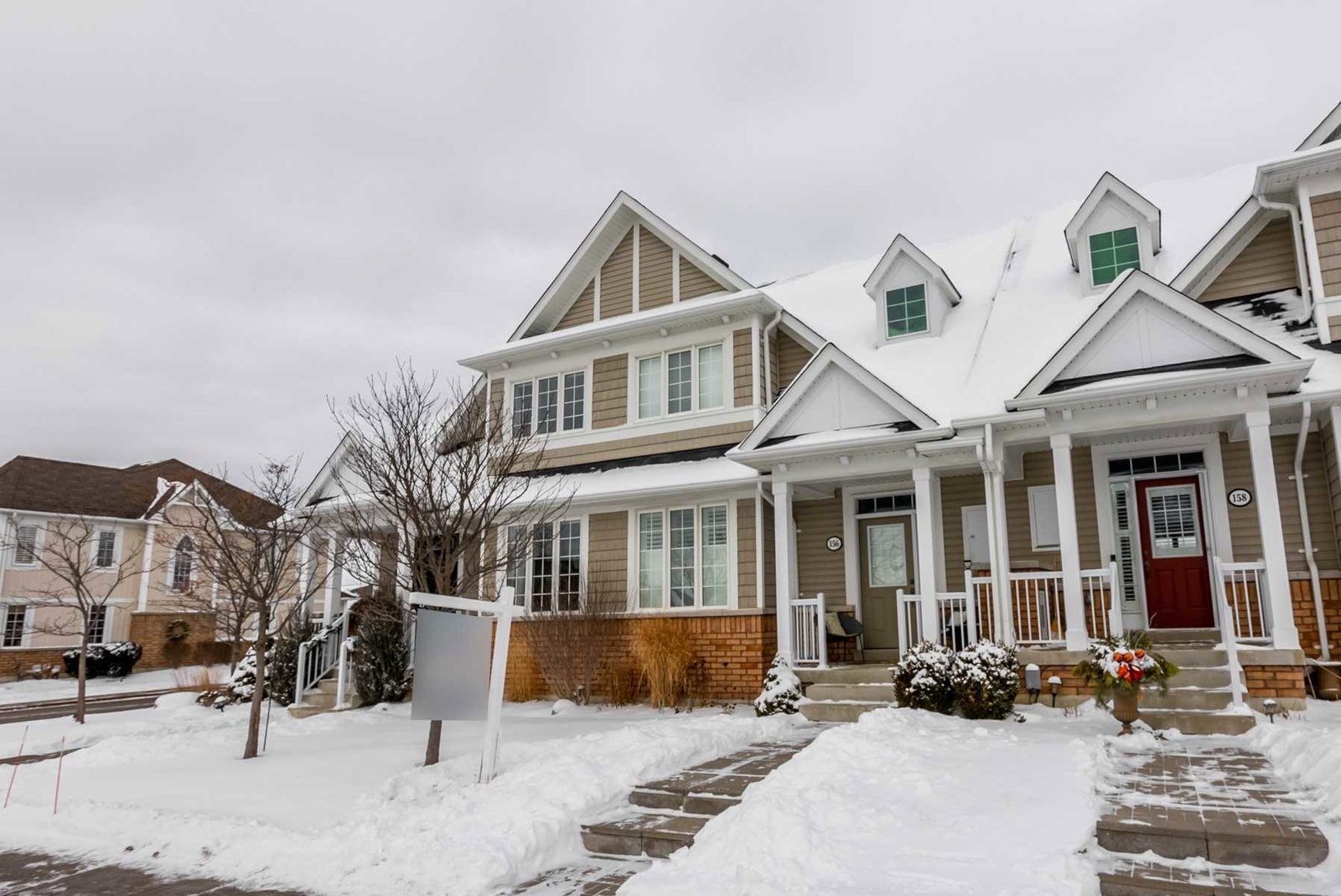 154 Carnwith Townhomes condo building exterior