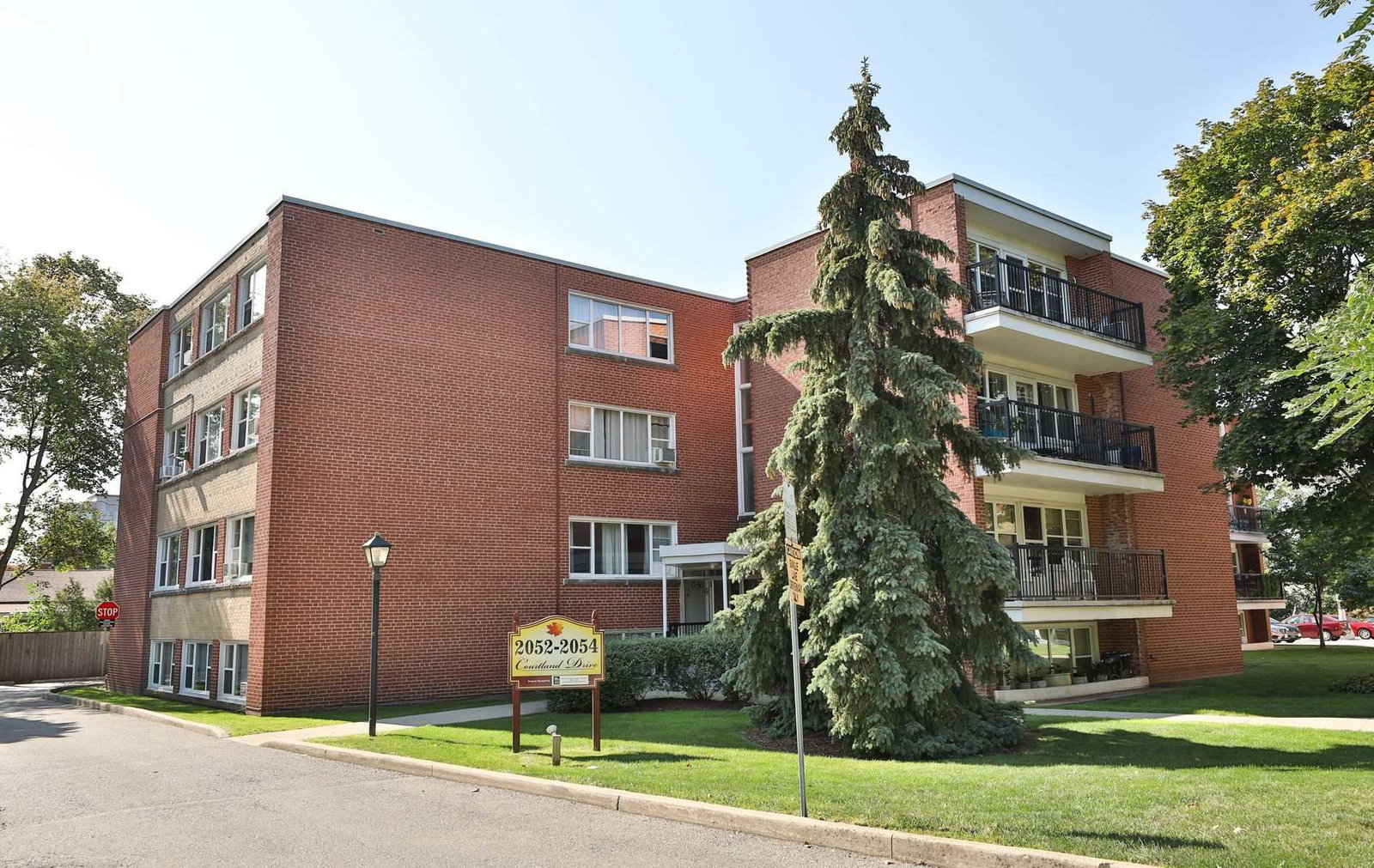 Parkhill Manor Condos condo building exterior