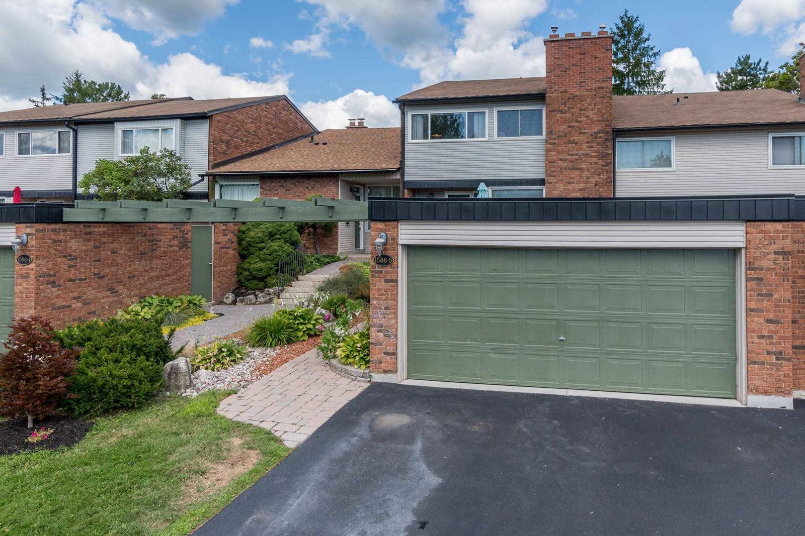 Tyandaga Mews Townhomes condo